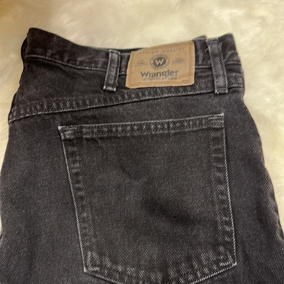 Wrangler 38 x 29 relaxed fit black used in excellent condition - Picture 3 of 12